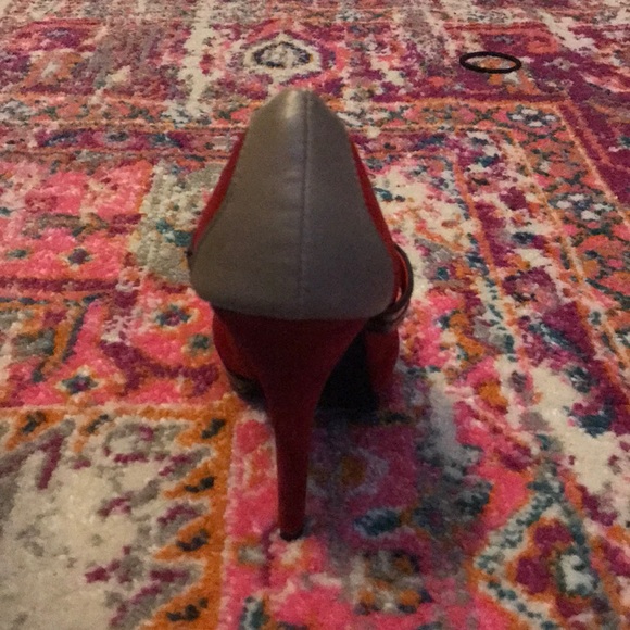 Bright red with high heels - Picture 4 of 4